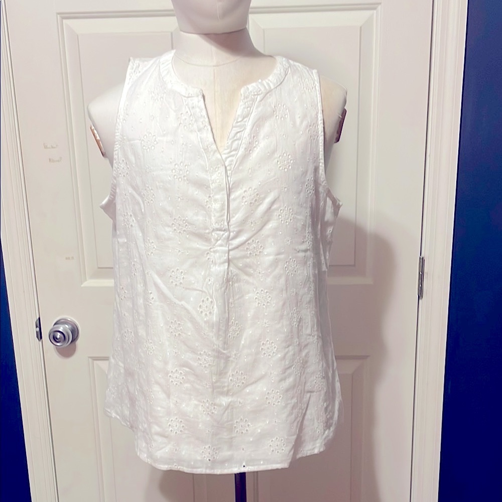 Crown & Ivy White Eyelet Mandarin Collar Sleeveless Tank Top